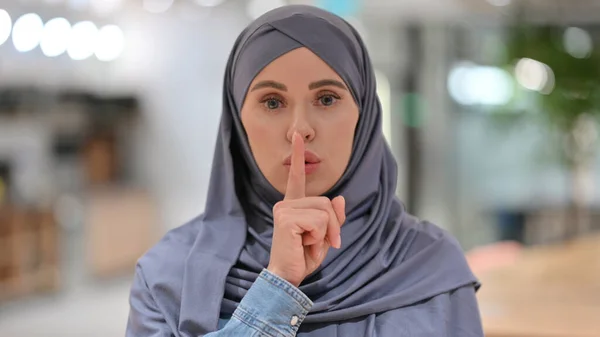 Portrait of Assertive Arab Woman with Finger on Lips, Quiet Sign — Stock Photo, Image