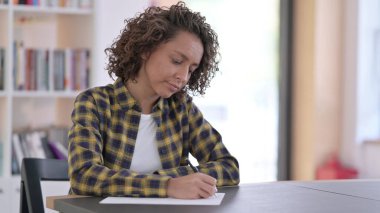 İşteki Kağıda Yazan Genç Hintli Kadın