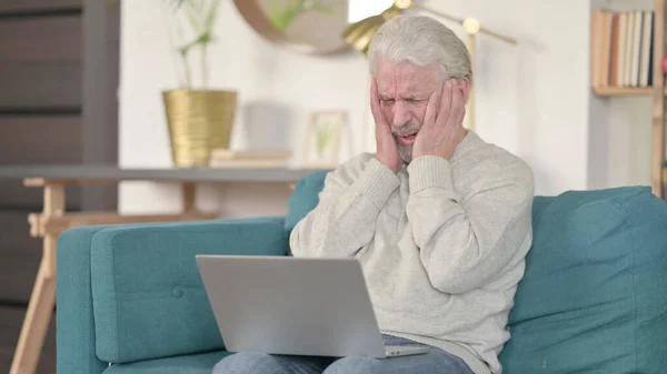 Älterer Mann mit Laptop reagiert auf Versagen zu Hause — Stockfoto