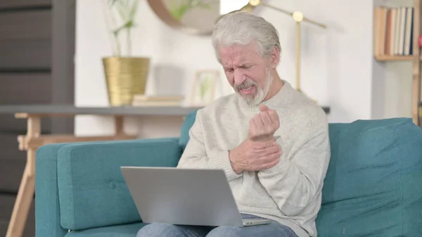 Älterer Mann mit Laptop hat Handgelenkschmerzen zu Hause — Stockfoto