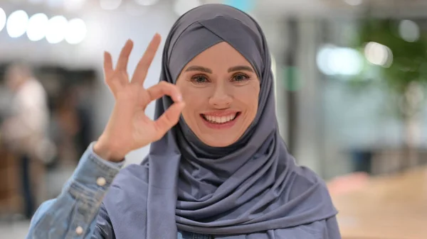 Portrait of Arab Woman with Ok Sign by Hand — Stock Photo, Image