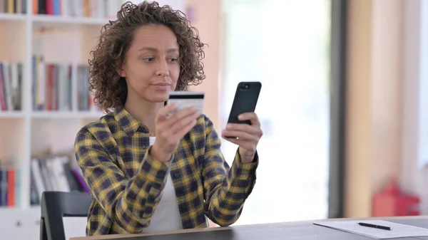 Junge Inderin nutzt Smartphone für Online-Einkäufe — Stockfoto