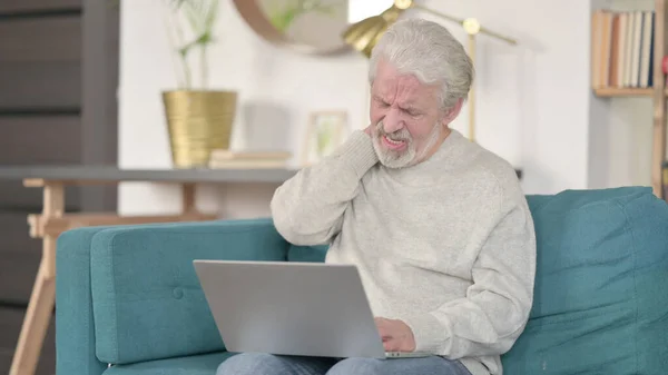 Laptop trabalho por idoso sênior com dor no pescoço em casa — Fotografia de Stock