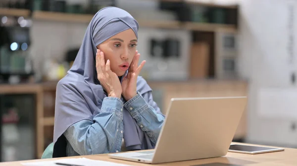 Arab Woman Reacting to Loss on Laptop at Work — Stock Photo, Image