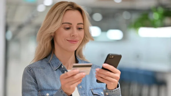 Retrato de éxito de compras en línea en el teléfono inteligente por la mujer casual — Foto de Stock