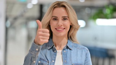 Başparmakları Yukarı İşaretli Olumlu Genç Kadın Portresi