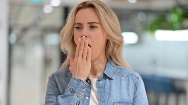 Uykucu Genç Sıradan Kadın Esneme Portresi