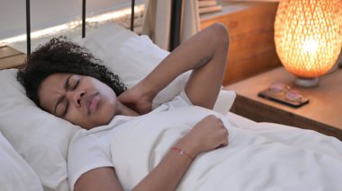 Boyun Ağrısı Olan Genç Afrikalı Kadın Yatakta Yatıyor