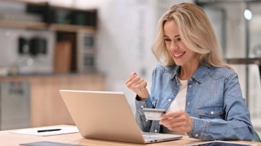 Dizüstü bilgisayarda Online Alışveriş Başarı: Genç Sıradan Kadın