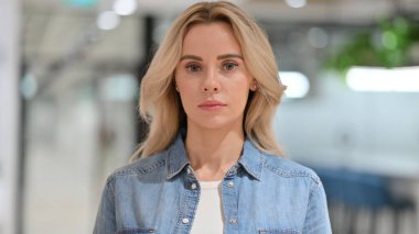 Ciddi Genç Sıradan Kadın Portresi Kameraya Bakıyor