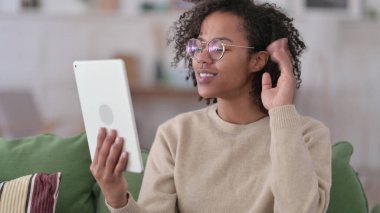 Genç Afrikalı Kadın 'dan Tablet' e Video Çağrısı