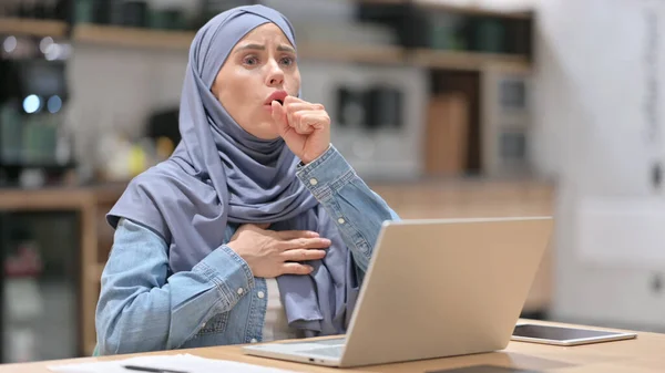 Arab Woman with Laptop at Work Coughing — Stock Photo, Image