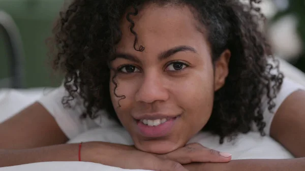 Primer plano de la sonriente mujer africana en la cama — Foto de Stock