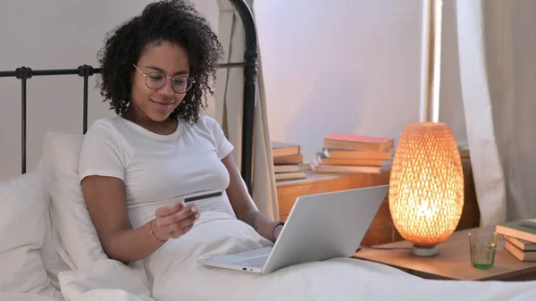 Online Shopping Success στο Laptop by Young African Woman — Φωτογραφία Αρχείου