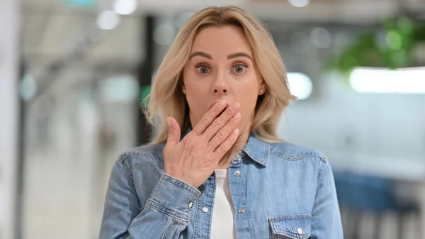 Retrato de una joven mujer casual sintiéndose conmocionada, sorprendida — Foto de Stock