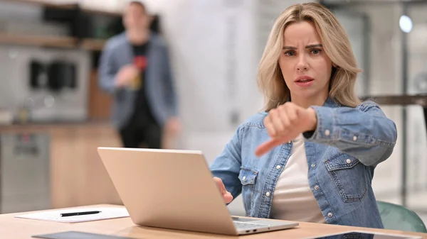Fiatal alkalmi nő laptoppal mutatja hüvelykujját lefelé — Stock Fotó