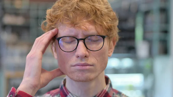 Close Up, Estressado Ruiva Jovem Homem com dor de cabeça — Fotografia de Stock