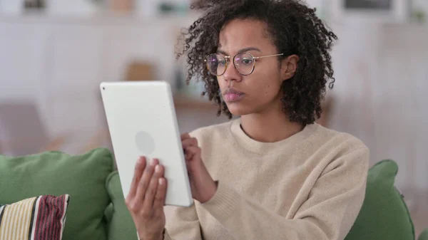 Mulher Africano jovem usando Digital Tablet — Fotografia de Stock