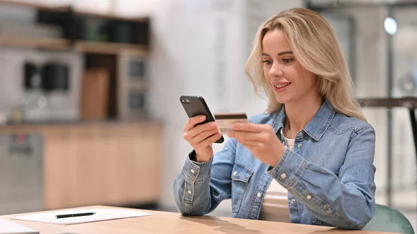 Online-Shopping-Bezahlung per Smartphone durch junge Gelegenheitsfrau — Stockfoto