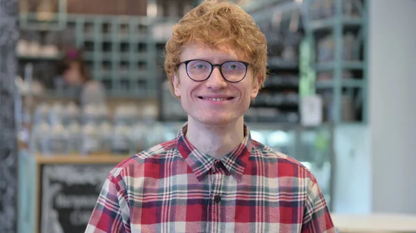 Portrait of Young Redhead Young Man Smiling at Camera — Stock Photo, Image