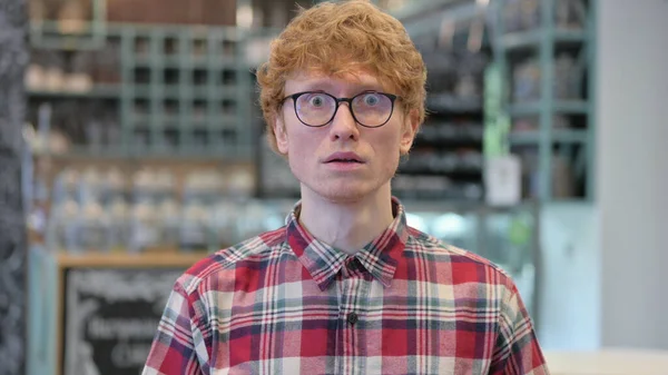 Portrait de jeune rousse inquiet jeune homme se sentant choqué — Photo