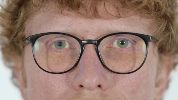 Close-up van knipperende ogen van roodharige jongeman — Stockfoto