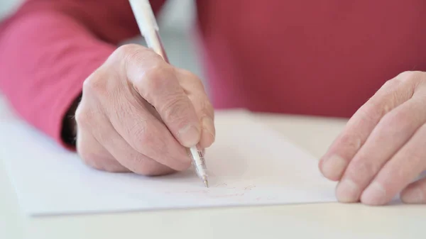 Manos del viejo escribiendo en papel —  Fotos de Stock