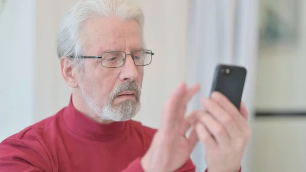 Gros plan sur Old Man naviguant sur Internet sur Smartphone — Photo