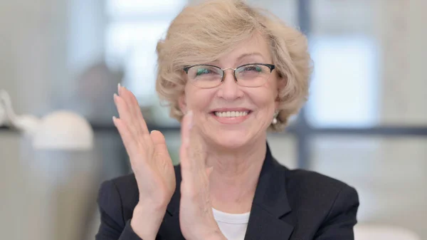 Happy Old Businesswoman Clapping, Applauding — Stock Photo, Image
