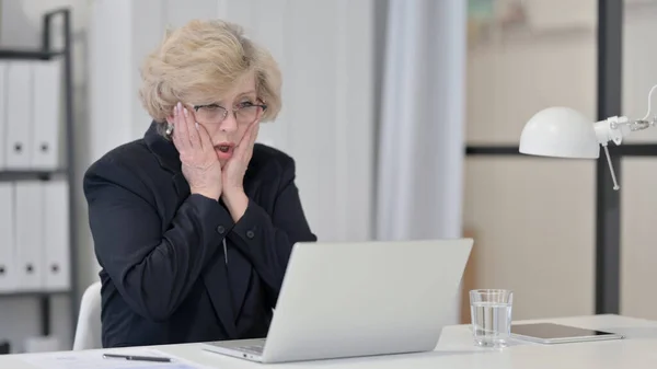 Vieille femme d'affaires Réaction à l'échec tout en utilisant un ordinateur portable au travail — Photo