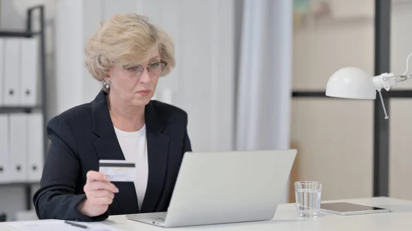 Vieille femme d'affaires Payer en ligne avec une carte bancaire — Photo