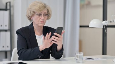 Eski İşkadını İnternet 'i İş yerinde Akıllı Telefonla Tarıyor 