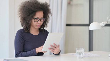 İş yerinde Tablet Kullanan Afrikalı Kadın 