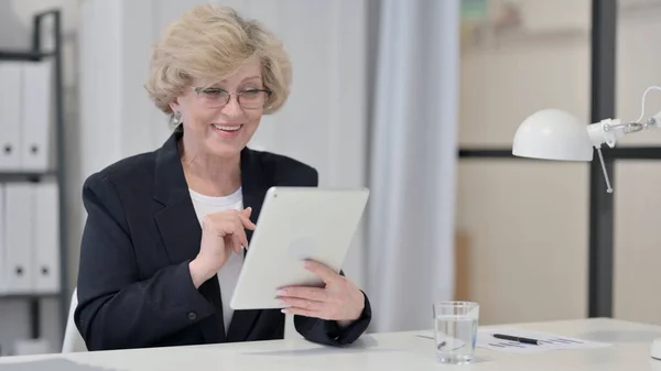 Alte Geschäftsfrau spricht auf Video-Chat auf Tablet — Stockfoto