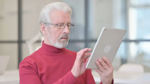 Porträt eines alten Mannes mit digitalem Tablet — Stockfoto