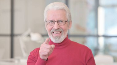 Kamerayı gösteren yaşlı adamın portresi.