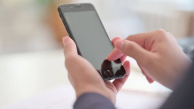 Smartphone 'da İnternet Tarayan Afrikalı Kadının Elleri 