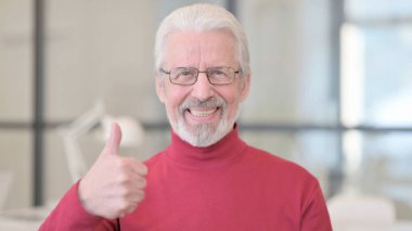 Yaşlı Adam 'dan Başparmak Yukarı 