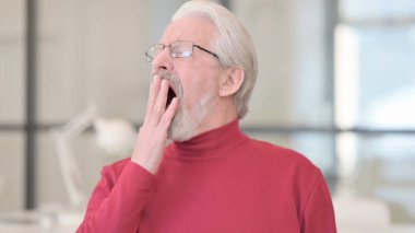 Yaşlı adamın esneme portresi, dinlenmeye ihtiyacı var.