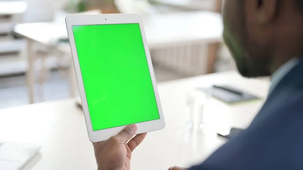 Africano Businessman Holding Tablet con schermo verde — Foto Stock