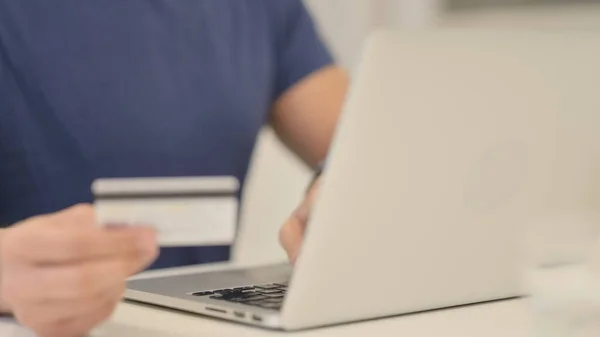 Primer plano de manos masculinas haciendo compras en línea Pago en el ordenador portátil con tarjeta de crédito — Foto de Stock