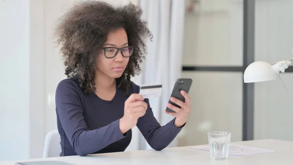 Mulher Africano animado por compras bem sucedidas on-line em Smartphone — Fotografia de Stock