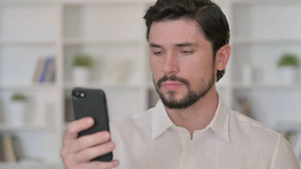 Joven positivo usando Smartphone —  Fotos de Stock