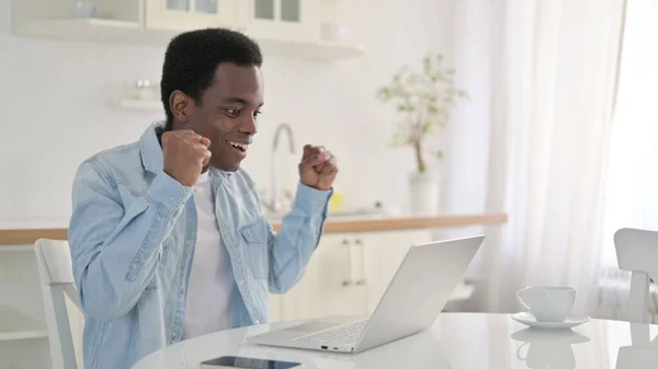아프리카 사람 이 집에서 노트북으로 성공을 축하하다 — 스톡 사진