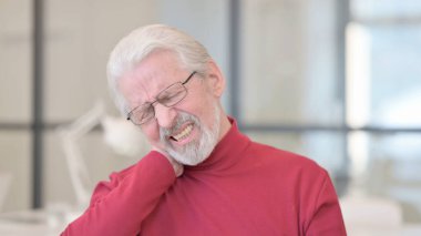 Boyun Ağrısı Olan Yaşlı Adamın Portresi