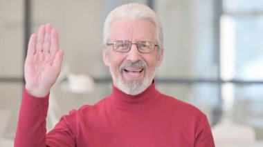 Merhaba demek için el sallayan yaşlı adam, hoş geldin.