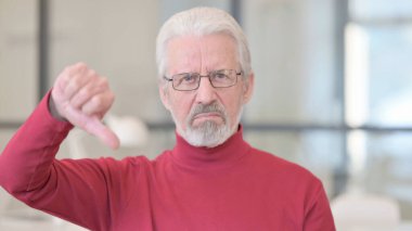 Yaşlı Adam 'dan Başparmaklar Aşağı 