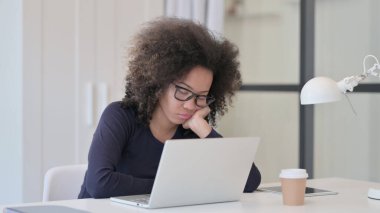 Dizüstü bilgisayarda çalışırken uyuyan Afrikalı Kadın 