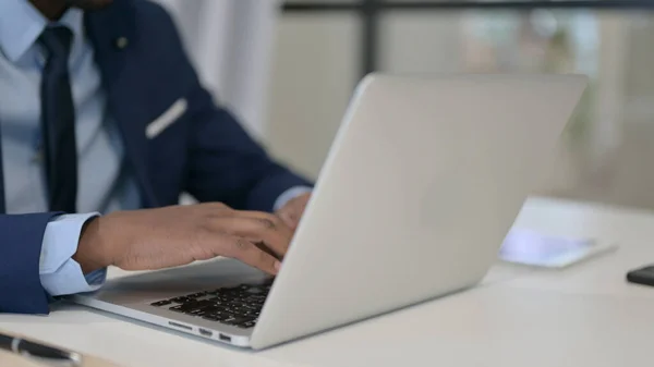 Afrikanischer Geschäftsmann tippt auf Laptop aus nächster Nähe — Stockfoto