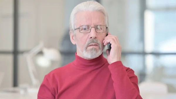 Ritratto di vecchio che parla al telefono — Foto Stock